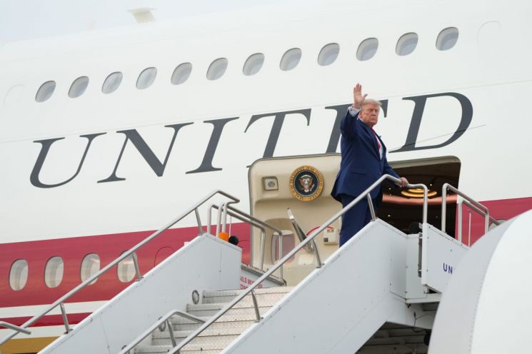 도널드 트럼프 미국 대통령을 둘러싼 암살 위협이 잇따르면서 대통령 경호 수위가 눈에 띄게 높아지고 있다. AP연합뉴스
