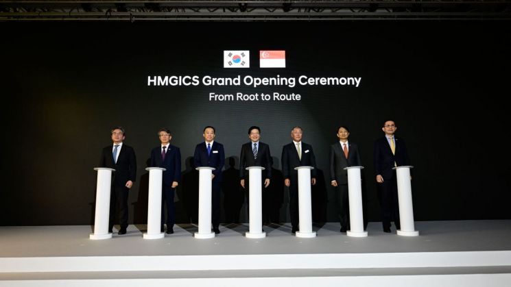 2023년 11월21일 ‘현대자동차그룹 싱가포르 글로벌 혁신센터(HMGICS)’ 준공식에서 정의선 현대차 회장(왼쪽에서 다섯번째)과 로렌스 웡 싱가포르 총리(왼쪽에서 네번째, 당시 부총리)가 참석했다. 사진=현대차그룹