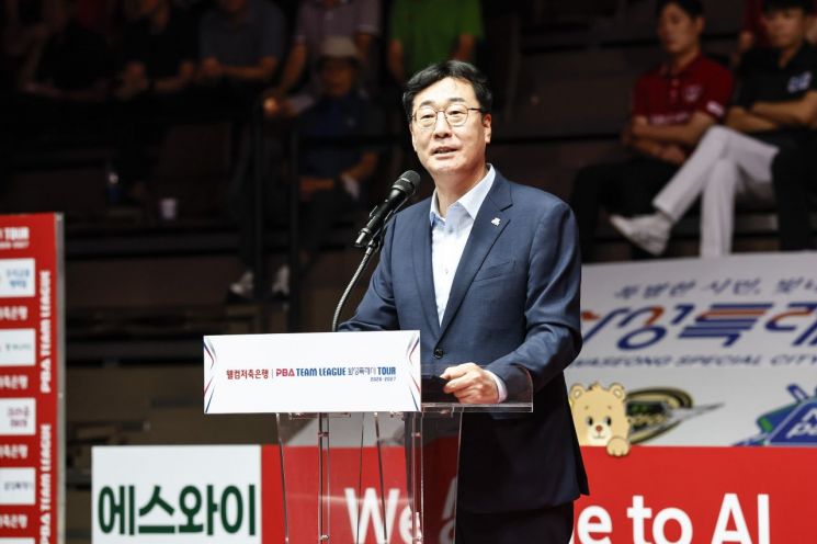 정명근 화성특례시장이 12일 화성종합경기타운 실내체육관에서 열린 PBA 팀리그 화성특례시 TOUR 2026-2027 2라운드 개막식에서 환영사를 하고 있다. 화성시 제공