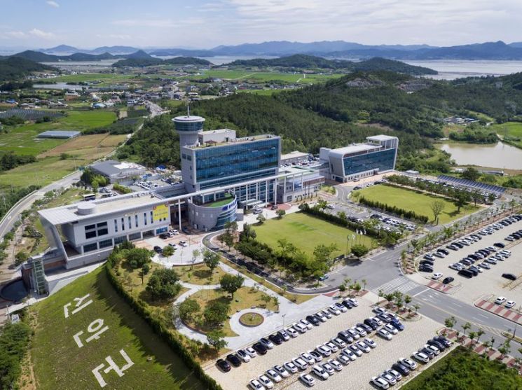한 달에 3300만 원 쏜다! 60세 이상 시니어 의사 모시는 시골 마을
