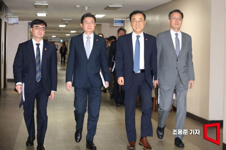 김윤덕 국토교통부장관과 이억원 금융위원장, 임기근 국무조정실장, 이형일 재정경제부 차관이 13일 서울 종로구 정부서울청사에서 '전월세 및 매매시장 안정을 위한 주택 신속공급 방안 및 부동산 시장 안정을 위한 금융 종합대책' 발표를 위해 입장하고 있다. 2026.8.13 조용준 기자