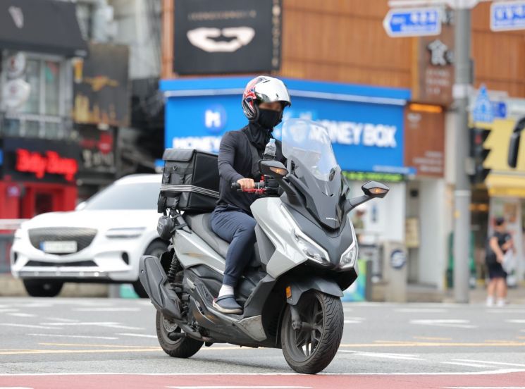 서울 시내에서 배달 노동자가 이동하고 있다. 연합뉴스
