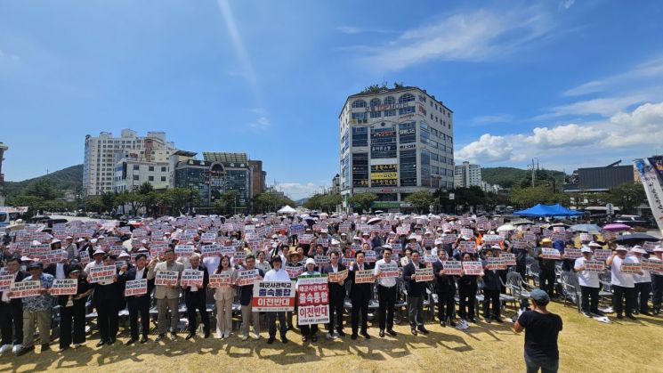 경남 창원시 진해구 중원로터리에서 '해군사관학교 졸속 통합·이전 반대 총궐기대회가 열렸다. [사진=이세령 기자]