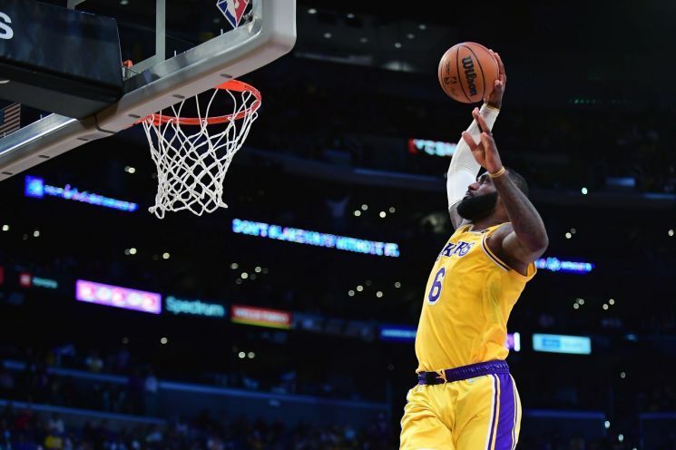 미국프로농구(NBA) 인기 팀인 로스앤젤레스 레이커스가 지난 12일(현지시간) 프로 스포츠 사상 최고가인 125억달러(약 18조원)에 매각됐다. 로이터연합뉴스