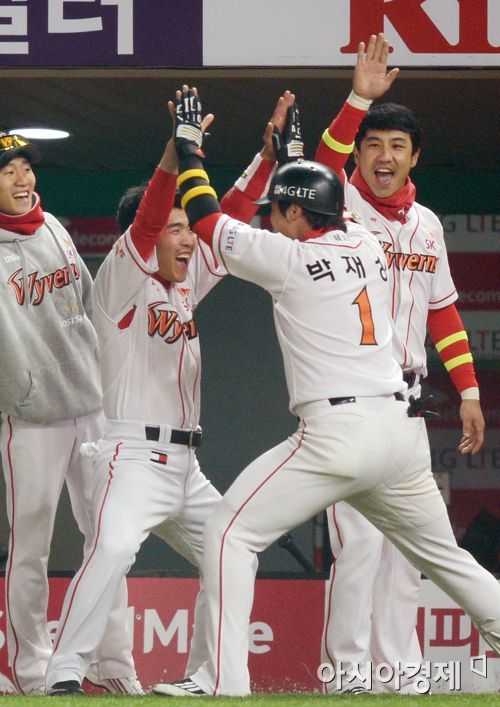 2012년 10월 29일 '2012 팔도 프로야구 한국시리즈' SK 와이번스와 삼성 라이온즈의 4차전 4회말 1사 무주자 상황에서 박재상이 솔로 홈런을 친 뒤 동료들의 환영을 받고 있다.