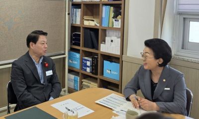 박성현 광양시장은 13일 오후 권향엽 국회의원을 찾아 ´광양시 핵심 건의과제´를 전달하고, 국가첨단전략산업 특화단지 지정과 4대 항만공사 독립체제 유지 등 지역 현안 해결을 위한 긴밀한 협조를 요청했다. 광양시 제공