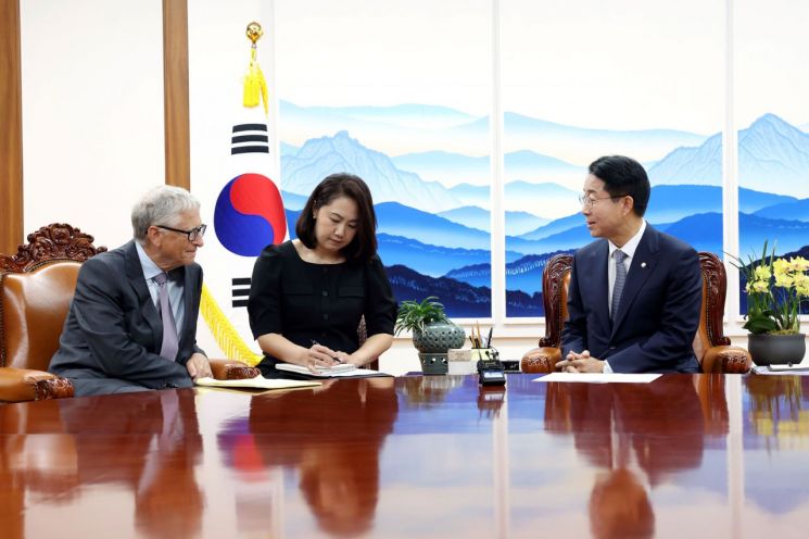 조정식 국회의장과 빌 게이츠 게이츠 재단 이사장. 국회