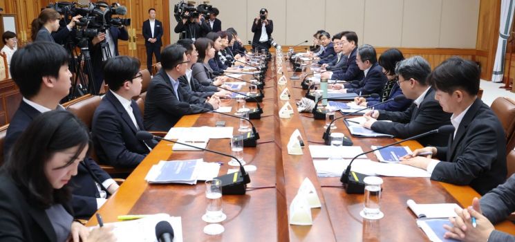 이재명 대통령이 14일 청와대에서 청년정책 전문가 간담회를 주재하고 있다. 2026.8.14 연합뉴스