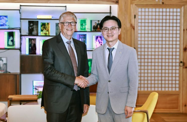 김정관 산업통상부 장관은 14일 서울에서 빌 게이츠 테라파워 이사회 의장과 면담을 갖고 테라파워 소형모듈원자로(SMR) 사업에 한국기업 참여 확대 방안 등을 논의했다. 산업부
