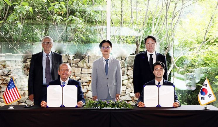 (앞 오른쪽부터)추형욱 SK이노베이션 대표이사, 크리스 르베크 테라파워 CEO가 14일 서울 종로구 선혜원에서 SMR 사업협력 주요 조건 합의서를 체결하고, (뒤 오른쪽부터) 최태원 SK그룹 회장, 김정관 산업부장관, 빌 게이츠 테라파워 이사회 의장과 함께 기념 촬영을 하고 있다. SK이노베이션