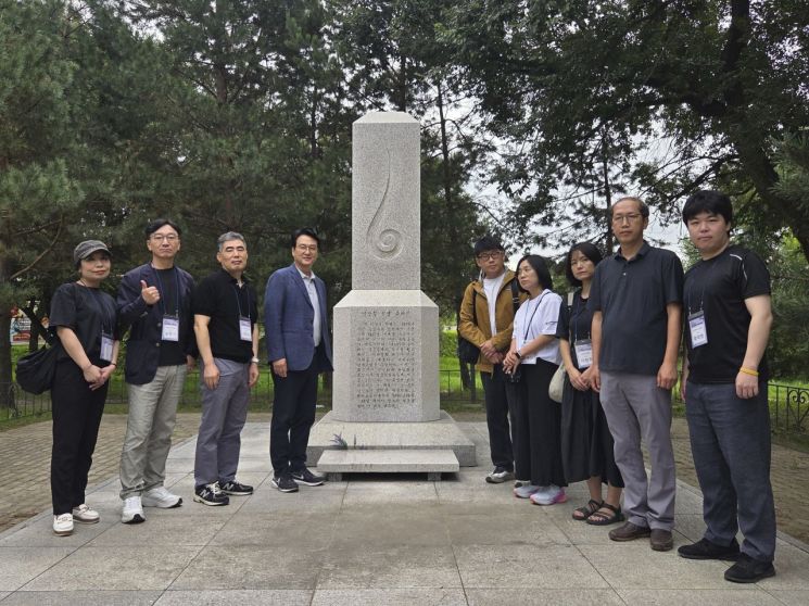 안민석 경기도교육감과 만주·연해주 교육독립운동가 유적지 탐방단이 이상설 선생 유허지에서 기념촬영을 하고 있다. 경기도교육청 제공