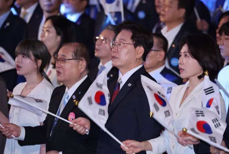 이재명 대통령과 김혜경 여사가 15일 서울 종로구 세종문화회관에서 열린 제81주년 광복절 경축식에서 참석자들과 광복절 노래를 제창하고 있다. 2026.8.15 연합뉴스