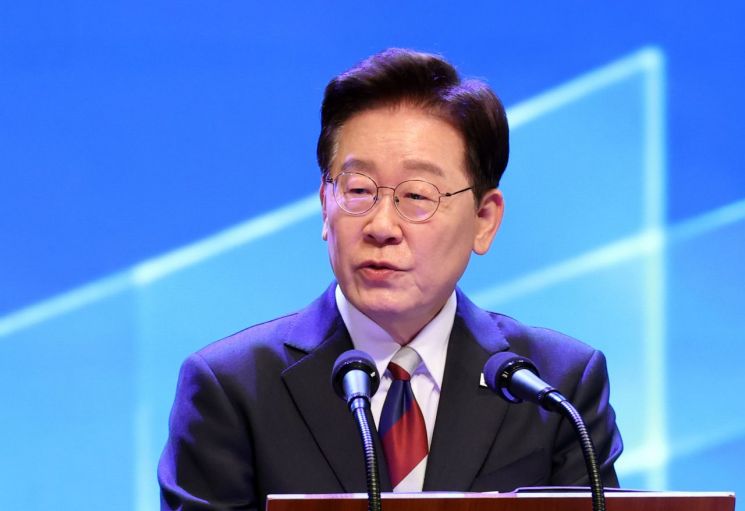 이재명 대통령이 15일 서울 종로구 세종문화회관에서 열린 제81주년 광복절 경축식에서 경축사를 하고 있다. 2026.8.15 연합뉴스
