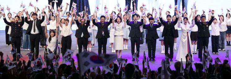 이재명 대통령과 김혜경 여사가 15일 서울 종로구 세종문화회관에서 열린 제81주년 광복절 경축식에서 참석자들과 만세삼창을 하고 있다. 2026.8.15 연합뉴스
