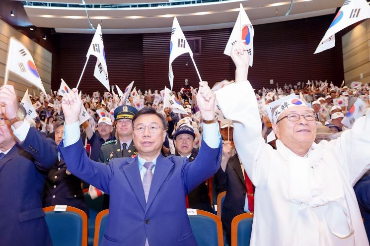 신상진 성남시장과 참석자들이 15일 시청 온누리실에서 열린 제81주년 광복절 경축식에서 만세삼창을 하고 있다. 성남시 제공
