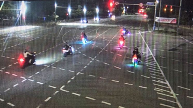 지난 10일 오전 1시께 서울 영등포구 마포대교에서 오토바이 폭주족이 무리를 지어 주행하고 있다. 서울 영등포경찰서