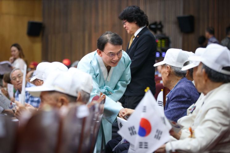 최현덕 남양주시장이 15일 제81주년 광복절 경축식에 참석한 독립유공자 유족과 인사를 나누고 있다. 남양주시 제공