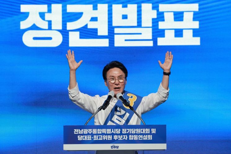 (나주=연합뉴스) 신현우 기자 = 더불어민주당 김민석 당 대표 후보가 15일 전남광주 나주시 나주종합스포츠파크 다목적체육관에서 열린 민주당 대표·최고위원 전남광주 합동연설회에 참석해 정견 발표하고 있다. 2026.8.15    nowwego@yna.co.kr(끝)