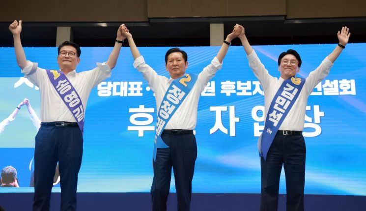 (익산=연합뉴스) 신현우 기자 = 더불어민주당 송영길·정청래·김민석 당 대표 후보가 15일 전북 익산시 원광대학교 문화체육관에서 열린 민주당 대표·최고위원 후보자 전북 합동연설회에 참석해 기념 촬영하고 있다. 2026.8.15    nowwego@yna.co.kr(끝)