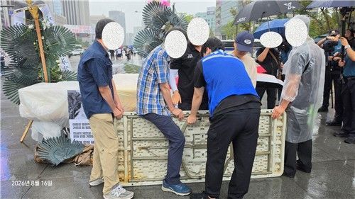 가습기 피해자단체와 서울시, 광화문광장 빈소 설치