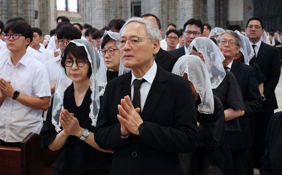 천주교 서울대교구 고 유경촌 주교 장례미사가 18일 서울 중구 명동대성당에서 엄수되고 있다. 사진공동취재단