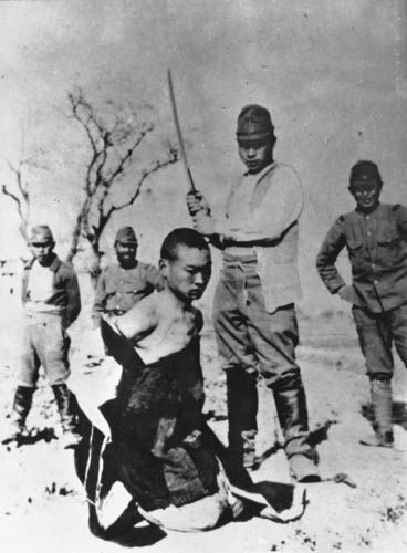 1937년 중일전쟁 당시 난징에 입성한 일본 병사들이 포로들을 상대로 총검술 훈련과 살인시합을 하는 모습