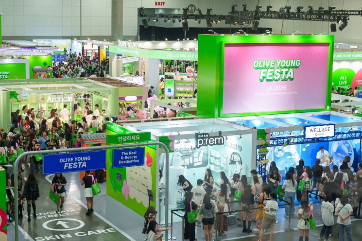 ‘KCON LA 2026’과 연계해 미국에서는 처음 열린 '올리브영 페스타 LA 2026'에 많은 관람객이 찾고 있다. CJ ENM 제공.