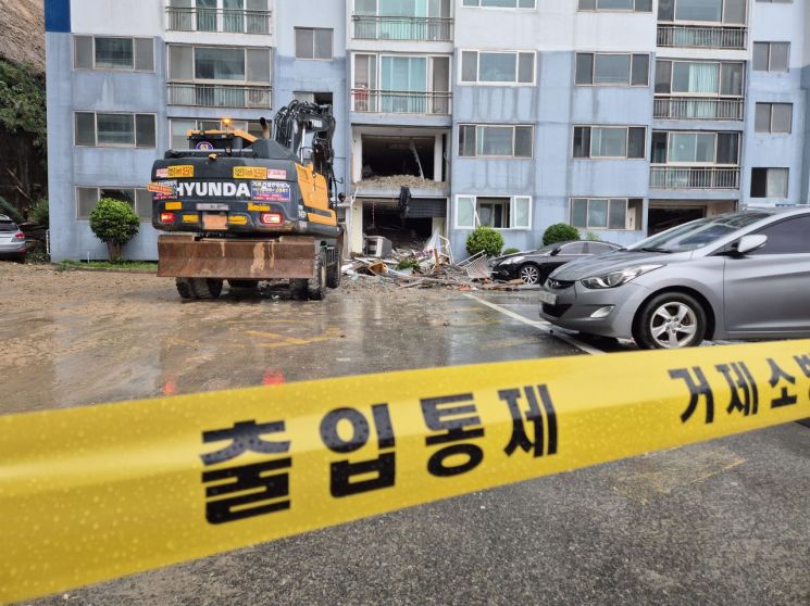 17일 오전 경남 거제시 옥포동 한 아파트에 산사태로 흘러내린 토사가 건물 내부까지 밀려들어 집기와 시설물 등이 파손돼 있다. 연합뉴스