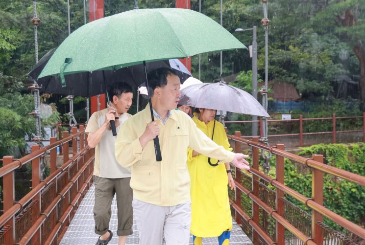 [사진 제공=산청군] 유명현 산청군수가 계곡·하천·야영장 등 피서객 이용지역을 찾아 출입 통제 상황과 안전관리 실태를 점검하고, 산사태 취약지역의 위험요인을 살피며 선제적인 주민 보호조치를 당부하고 있다.