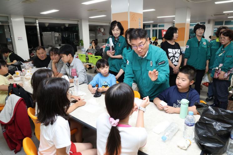 권순기 경남교육감이 집중호우 피해로 대피한 학생과 이재민들이 있는 옥포성지중을 방문해 대피 중인 학생과 주민 등을 격려하고 있다. [사진제공=경남교육청]