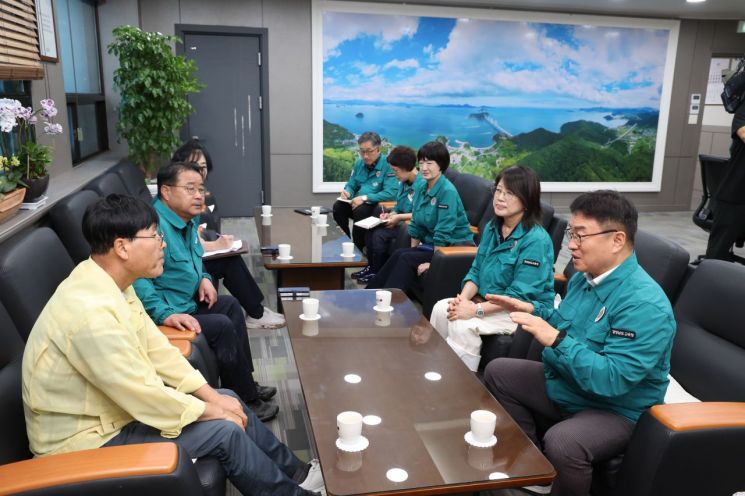 권순기 경남교육감(가장 앞 오른쪽)이 변광용 거제시장과 마주앉아 집중호우 피해 재발 방지 대책 등을 논의하고 있다. [사진제공=경남교육청]