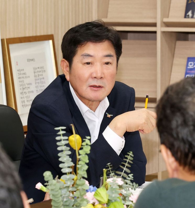 조용호 경기 오산시장이 지난 14일 본지와의 인터뷰에서 세교3지구와 AI·반도체 산업을 연계한 자족도시 구상을 밝히고 있다.