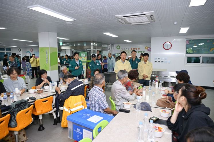 박완수 경남도지사가 집중호우 피해 주민대피소가 마련된 거제시 옥포성지중학교를 찾아 이재민들을 위로하고 불편 사항이 없는지 살피고 있다. [사진제공=경남도]