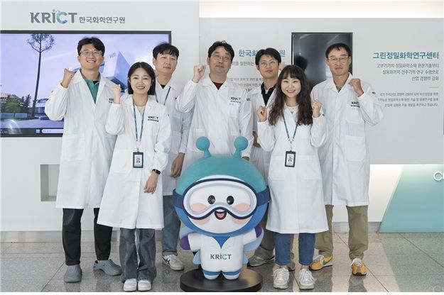 한국화학연구원 정밀화학연구센터 연구팀. 왼쪽부터 배형은 선임연구원, 정해민 선임연구원, 진영재 선임연구원, 연구책임자 김진철 책임연구원, 정효철 책임연구원, 정지은 선임연구원, 박영일 책임연구원. 화학연 제공