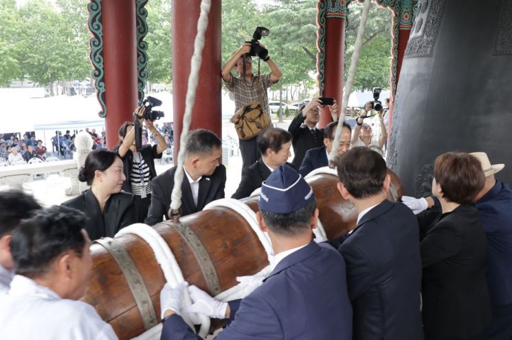 광복회 대구시지부가 제81주년 광복절을 맞아 독립운동의 역사와 선열들의 희생을 되새기는 달구벌대종 타종식을 개최하고 있다. 광복회 대구시지부 제공