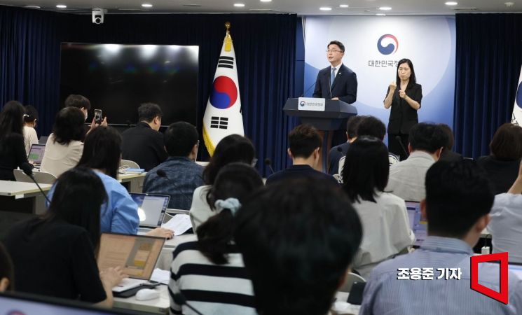 류제명 과학기술정보통신부 차관은 18일 서울 종로구 정부서울청사에서 독자 AI파운데이션 모델 프로젝트 2차 평가 결과를 발표하고 있다. 2026.8.18 조용준 기자