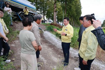 임지락 화순군수가 능주면 가뭄 현장을 둘러보며 적극적인 대처를 관계자에게 당부하고 있다. 화순군 제공