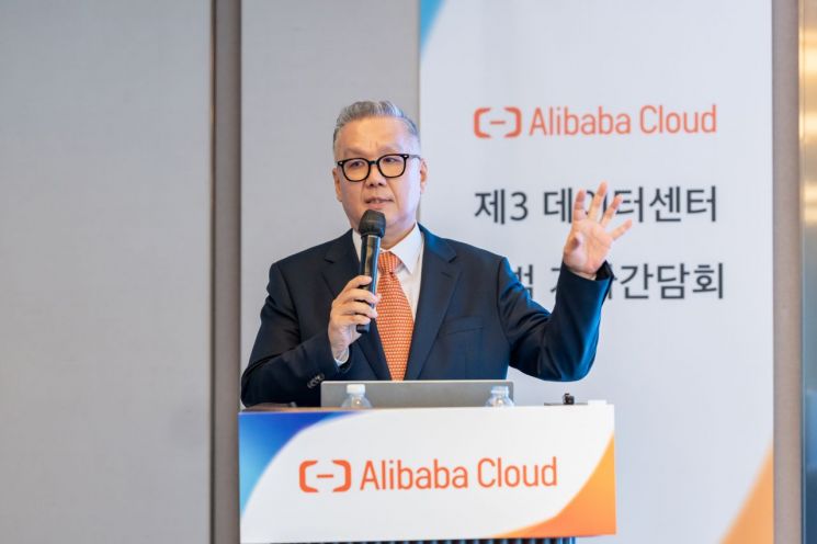 윤용준 알리바바 클라우드 한국 총괄 지사장이 18일 서울 강남구에서 열린 기자간담회에서 AI 전략을 소개하고 있다. 알리바바 클라우드.