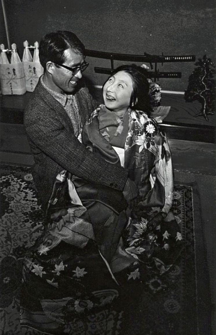 우에무라 도모코를 안은 아버지 사진. 구와바라 시세이가 촬영했다./도쿄도사진미술관.