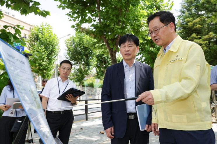 민경선 고양시장이 18일 화수역 신설 예정지를 찾아 입지 여건과 주변 교통망, 이용자 접근성 등을 점검하고 있다. 고양시 제공
