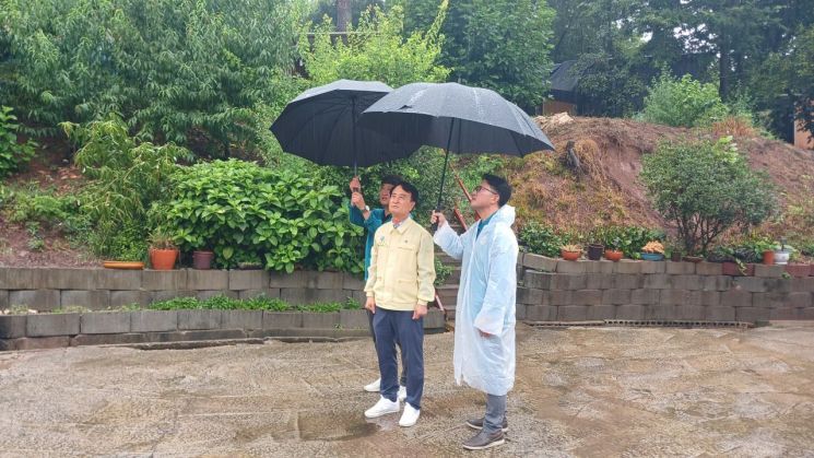 [사진 제공=사천시] 박동식 사천시장이 기록적인 폭우에 따른 피해 상황을 점검하기 위해 재난취약지역을 방문해 현장 대응 상황과 안전관리 실태를 확인하고 있다.