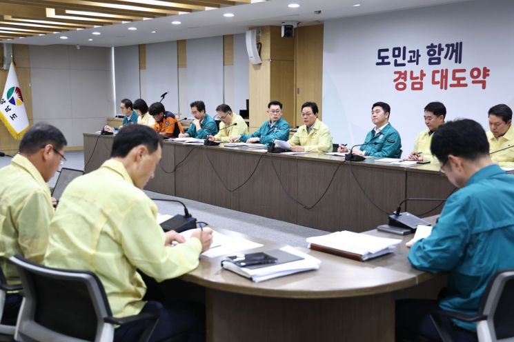 광복절 연휴 사흘간 거제, 통영 등 남해안에 내린 기록적 폭우와 관련한 '집중호우 비상대책회의'가 도청 도정회의실에서 열리고 있다. [사진제공=경남도]