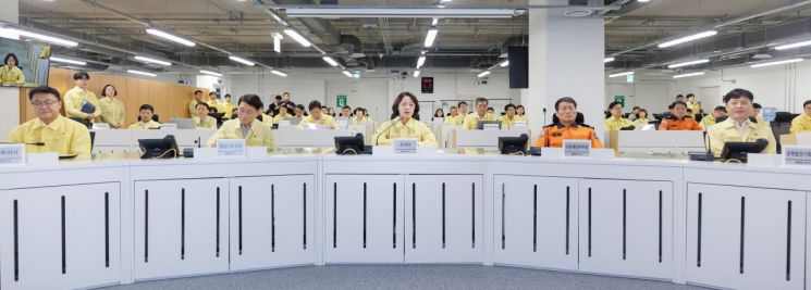 추미애 경기도지사가 18일 오전 전시종합상황실에서 열린 ‘2026년 을지연습 최초 상황보고 회의’에서 철저한 비상대비 태세 확립을 당부하고 있다. 경기도 제공