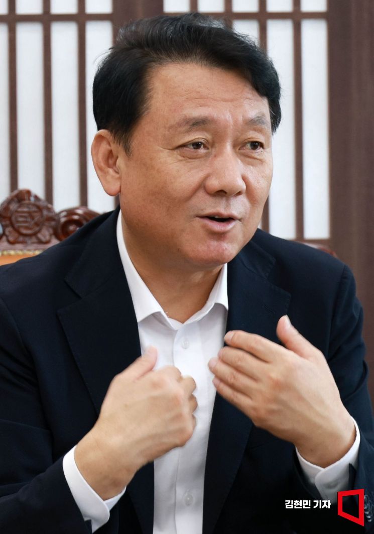 이광재 국회 예산결산특별위원장이 국회에서 아시아경제와 인터뷰를 하고 있다. 2026.8.18 김현민 기자