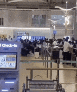인천공항 출국장 체크인 카운터에서 발생한 중국인 보따리상 등의 새치기. 사회관계망서비스(SNS)