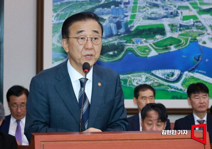 김윤덕 국토교통부 장관이 19일 국회에서 열린 국토교통위원회 전체회의에서 업무보고를 하고 있다. 김현민 기자