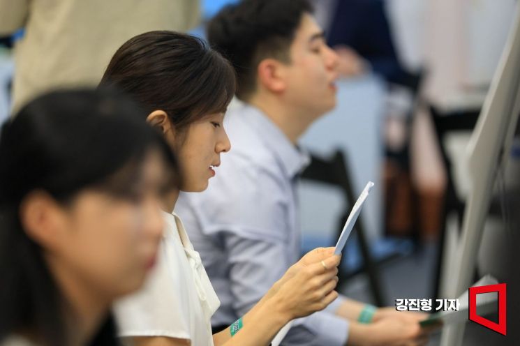 19일 서울 중구 동대문디자인플라자에서 열린 '2026 금융권 공동채용박람회'에 참가한 구직자들이 현장면접 준비를 하고 있다. 2026.8.19 강진형 기자