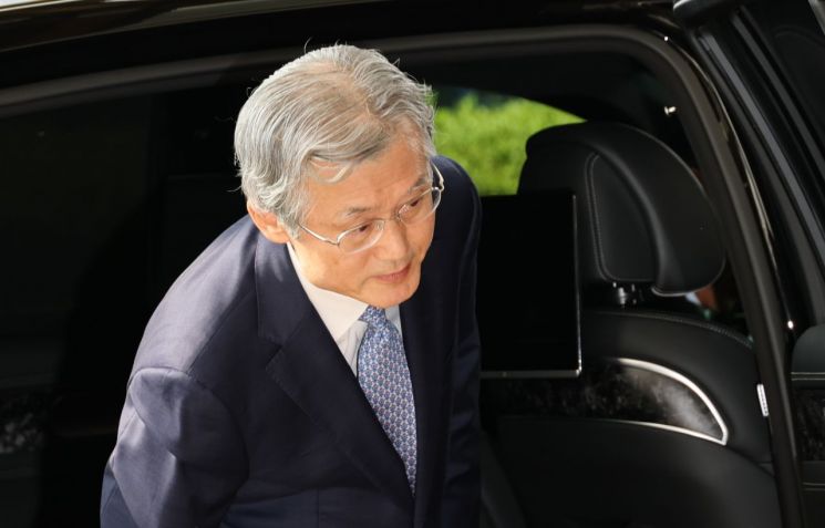 조희대 대법원장이 19일 서울 서초구 대법원으로 출근하고 있다. 조 대법원장은 지난 18일 노태악 전 대법관과 이흥구 대법관 후임으로 손봉기 대구지방법원 부장판사와 김성수 서울고등법원 부장판사를 이재명 대통령에게 임명 제청했다. 2026.8.19 연합뉴스