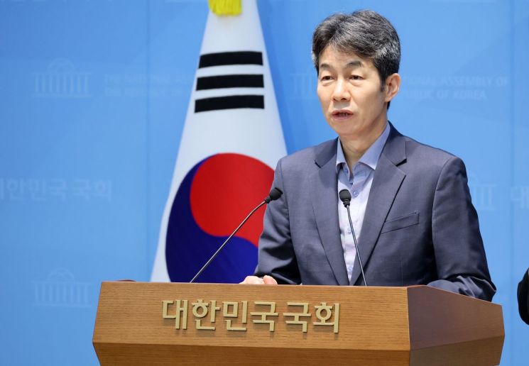 여당 정보위 간사로 내정된 윤건영 더불어민주당 의원이 19일 국회 소통관에서 기자회견을 열고 윤석열 정부 국정원의 계엄 사전 공모 및 조직적 계엄 가담 의혹과 관련해 발언하고 있다. 연합뉴스