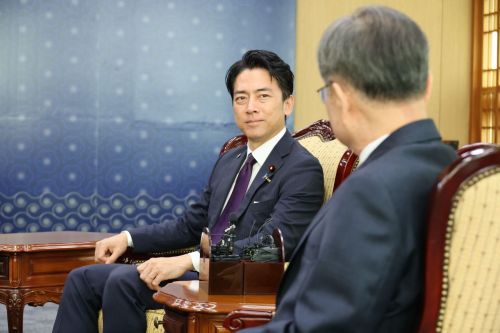 지난 6월 28일 서울 종로구 정부서울청사에서 조현 외교부 장관과 면담하는 고이즈미 신지로 일본 방위상. 연합뉴스